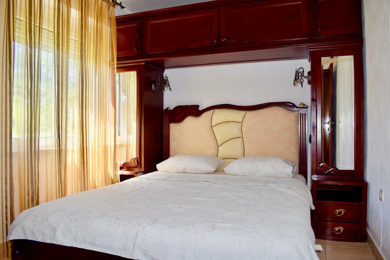 Villa Dolphin Apartments Petrovac Kültér fotó